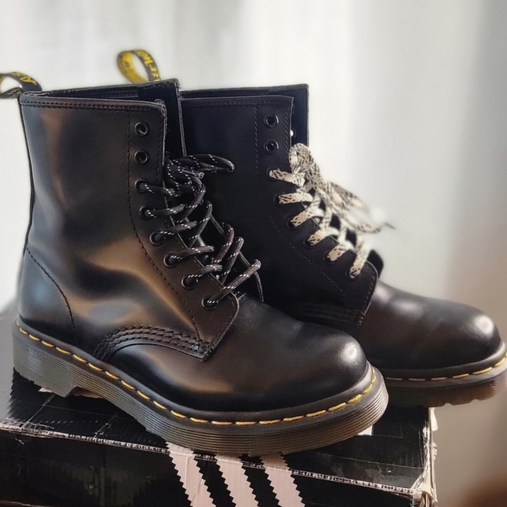 Dr. MARTENS HIGH TOP, SIZE 6 US